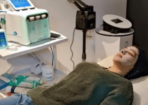 نمونه پاکسازی پوست کلینیک زیبایی کاژه