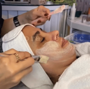 نمونه پاکسازی پوست کلینیک زیبایی فلورا