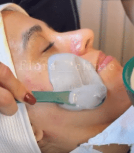 نمونه پاکسازی پوست کلینیک زیبایی فلورا